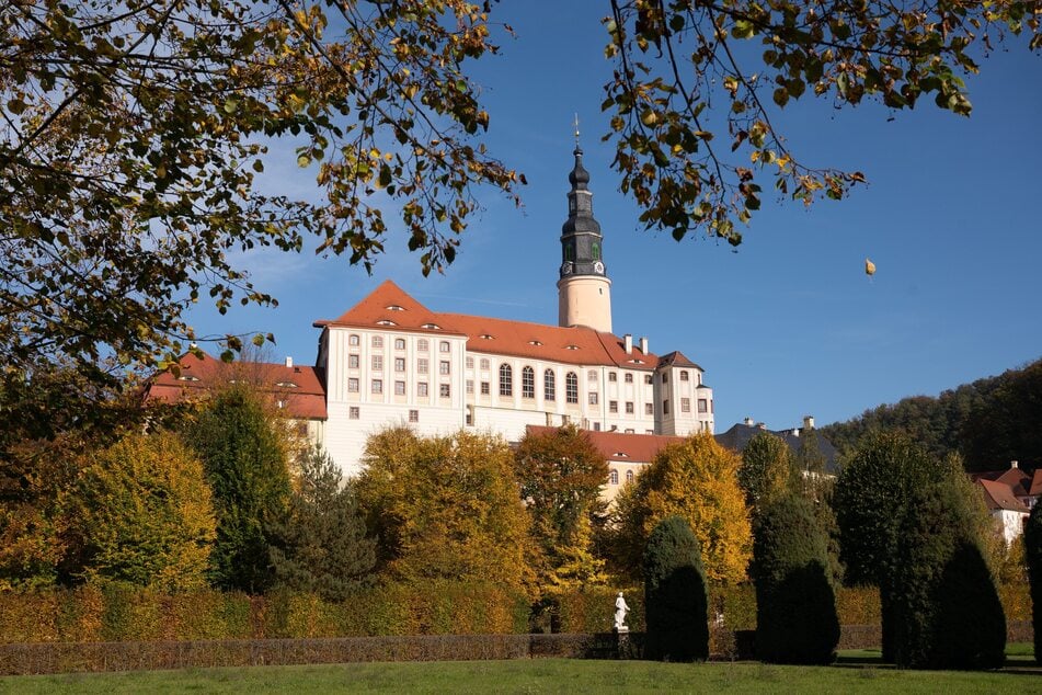 Besucher entdecken am Sonntag versteckte Winkel und sonst verschlossene Räume bei einer besonderen Führung durch Schloss Weesenstein.