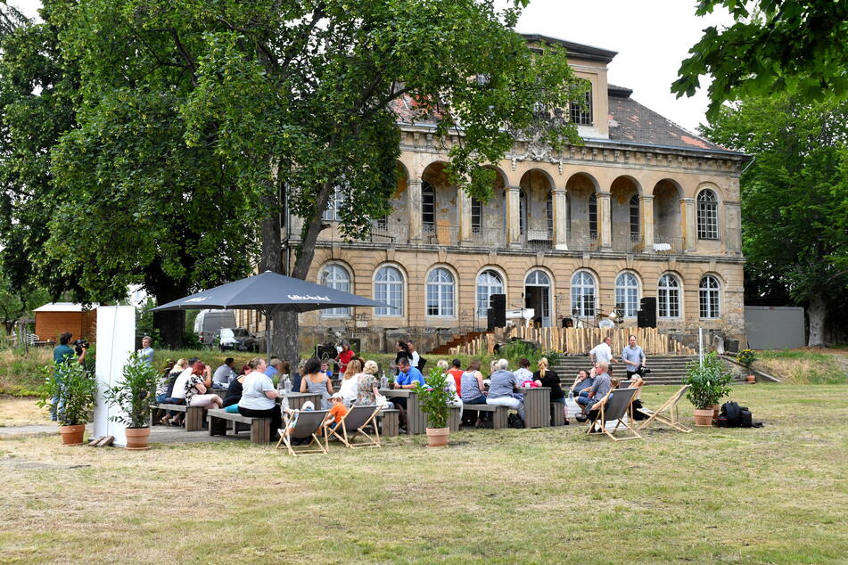 Schloss Übigau verwandelt sich im Sommer zum dritten Mal in ein Open-Air-Theater. Über 15.000 Zuschauer werden erwartet.