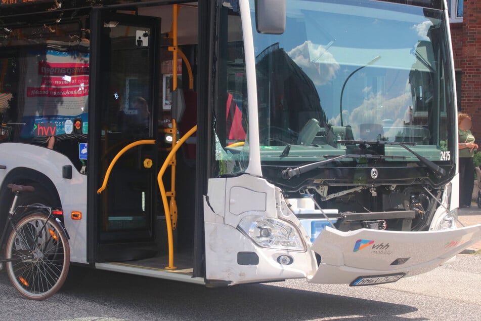 Trotz Vollbremsung konnte der Busfahrer den Unfall nicht mehr verhindern.
