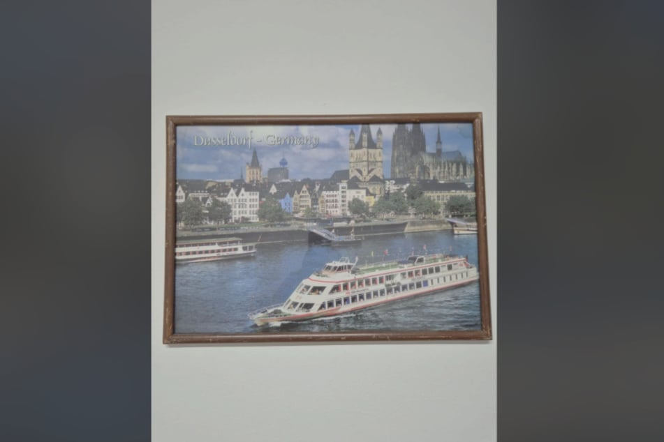 Altstadt, Schiffe der "KD" und der Kölner Dom zieren das Bild unter der Bezeichnung "Düsseldorf - Germany".