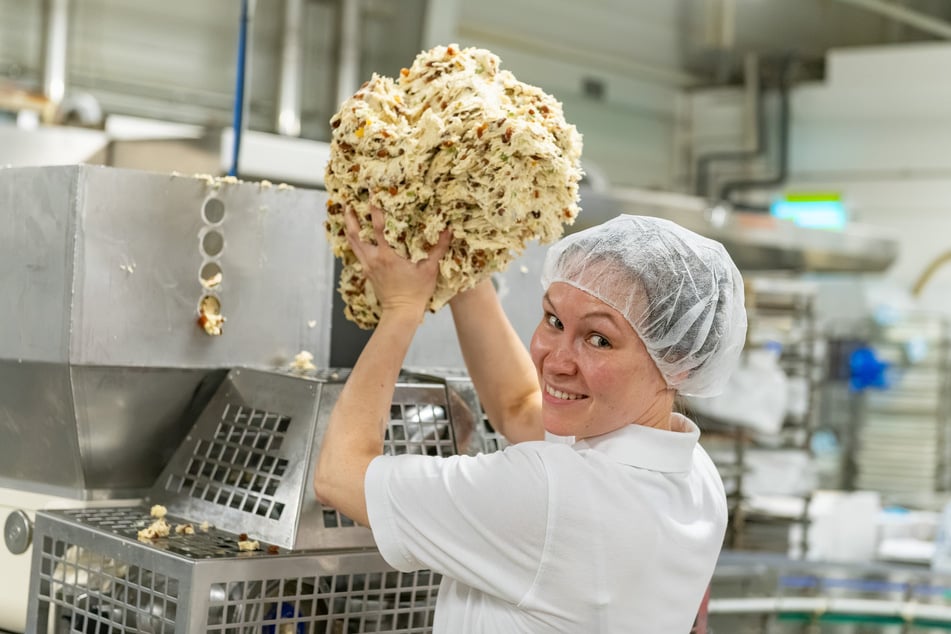 In der Weihnachtsbäckerei: Sonja Trepte (27) beim Umfüllen des fertigen Stollenteigs.