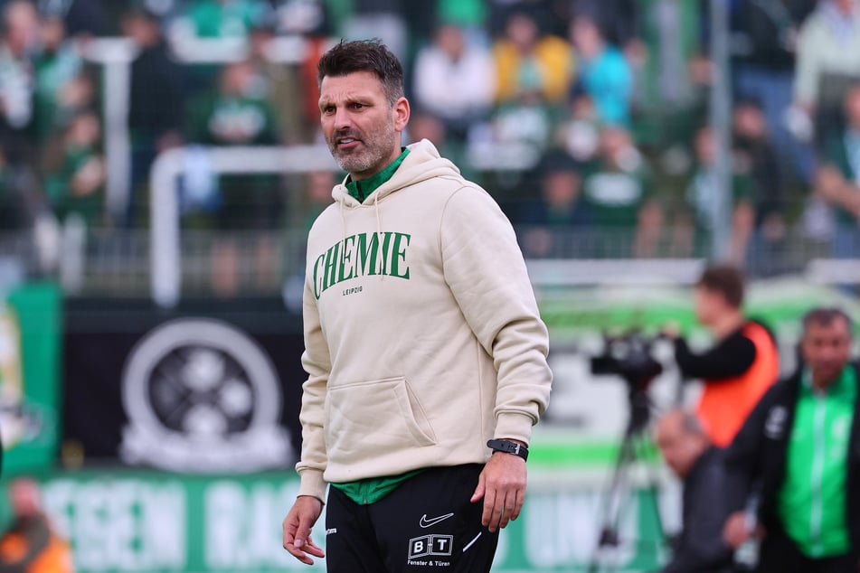 Chemie Leipzigs Trainer, Adrian Alipour (46), war verständlicherweise nicht zufrieden mit der letzten Spielzeit. Nun stellt er sein Team neu zusammen.