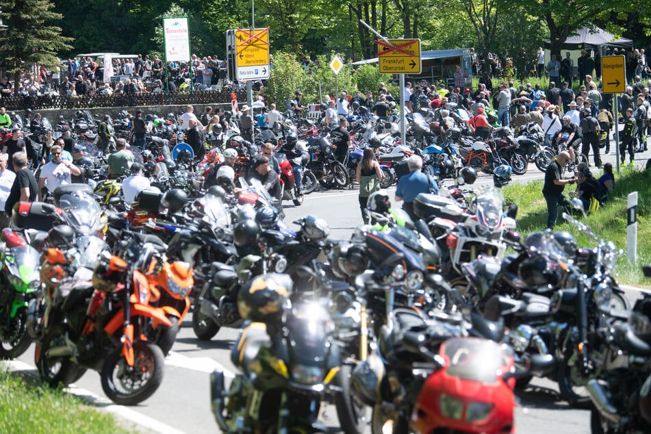 Im letzten Jahr demonstrierten zahlreiche Zweirad-Fans gegen die damaligen temporären Fahrverbote für Motorräder am Großen Feldberg im Taunus.
