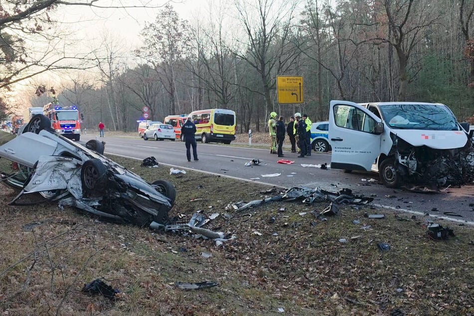 Der Audi hat sich durch den Zusammenprall überschlagen und ist im Straßengraben liegen geblieben.