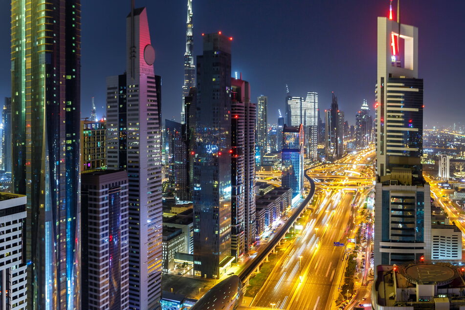 Das nächtliche Dubai mit hell erleuchteten Wolkenkratzern: Die Stadt sieht zwar beeindruckend aus, doch dort herrschen auch kritische Bedingungen, was Menschenrechte und Pressefreiheit angeht.