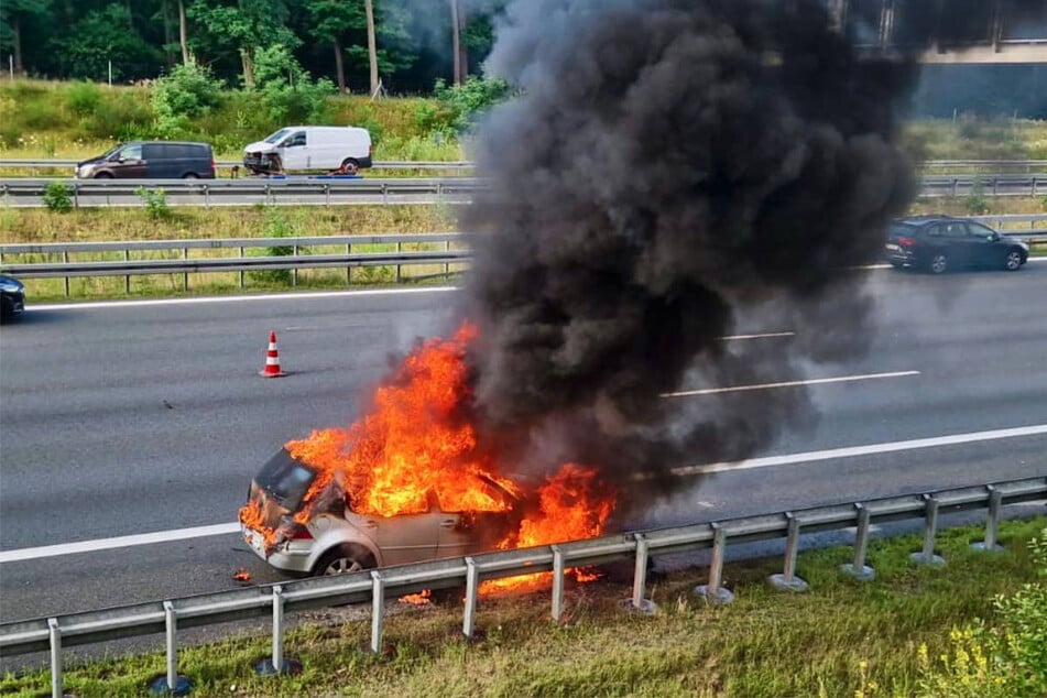 Der VW brennt lichterloh auf dem Standstreifen der Autobahn.