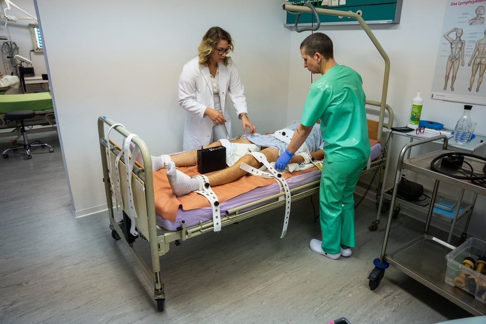 Für seine Behandlungen in der Fetischklinik zahlt Olaf im Jahr einen fünfstelligen Betrag.