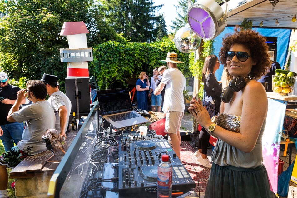 Sommer, Sonne, Feierlaune. An der Pillnitzer Landstraße legte DJane Curly (r.) zur großen Gartenparty auf.