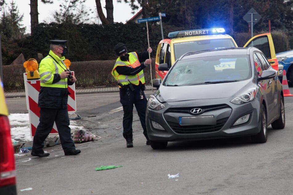 Polizisten ermitteln zum Unfallhergang.