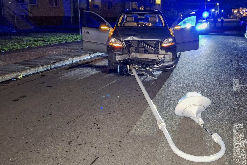 Mann schmeißt Böller durch Autofenster: Insassen retten sich aus rollendem Fahrzeug