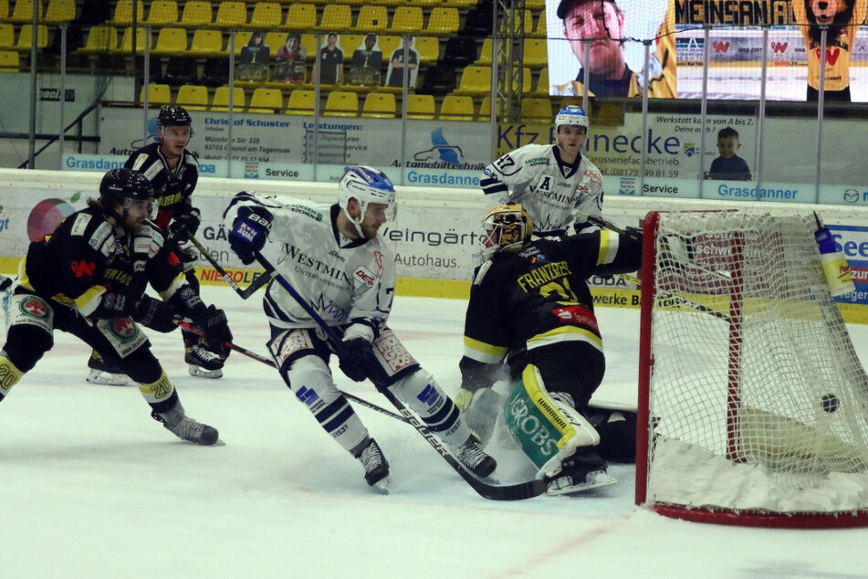 Eislöwen-Stürmer Elvijs Biezais (M.) netzt hier sehenswert zum 2:0 ein.