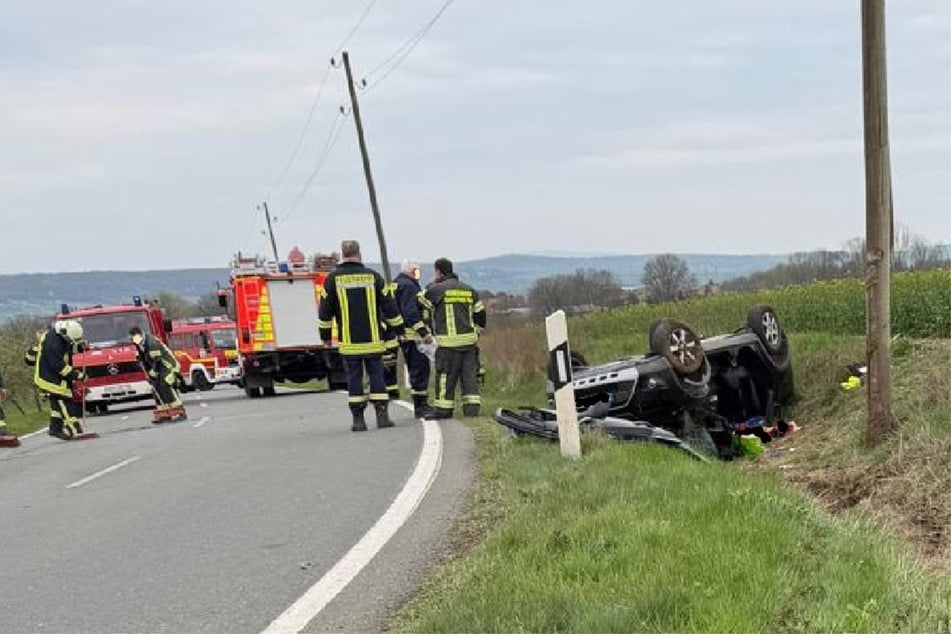 Der Ford touchierte einen Strommast und umschlug sich.