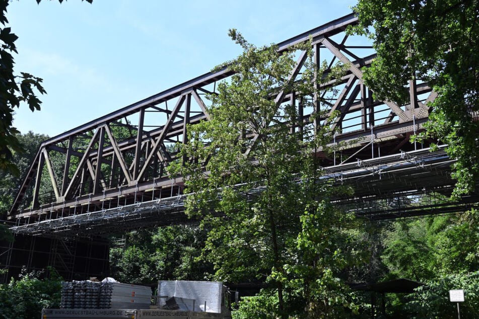 Die Arbeiten an der Brücke in Leverkusen-Opladen liefen seit Februar. (Archivbild)
