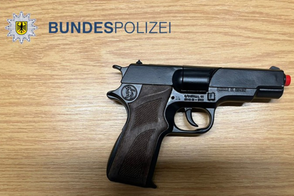 Mit dieser Waffe (vermutlich ein Spielzeug) soll der 16-Jährige den Mitarbeiter der Deutschen Bahn bedroht haben.