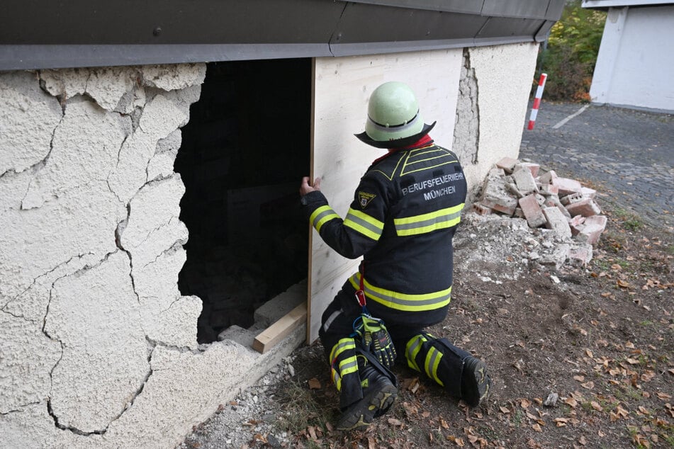 In der Mauer klaffte durch den Crash ein großes Loch, das von der Feuerwehr provisorisch abgedeckt wurde.