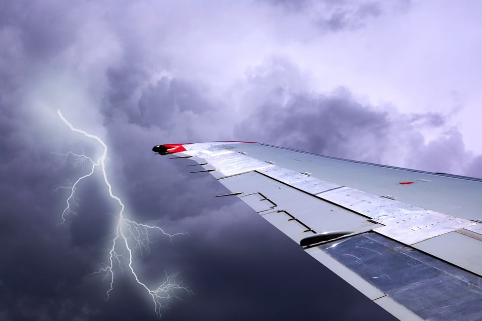 Wie Autos auch bilden Flugzeuge einen sogenannten Faradayschen Käfig. Wer sich im Innenraum befindet, ist durch den Blitz nicht gefährdet.