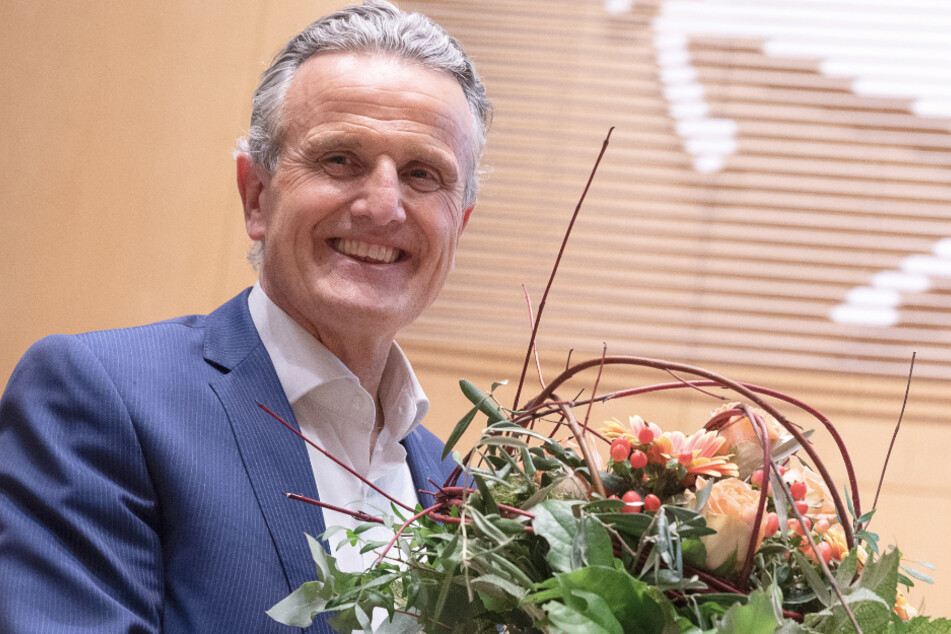 Frank Nopper (CDU), Kandidat der CDU und Gewinner der Oberbürgermeisterwahl, steht nach der Neuwahl des Stuttgarter Oberbürgermeisters im Dezember 2019 im Rathaus und hält einen Blumenstrauß in der Hand.