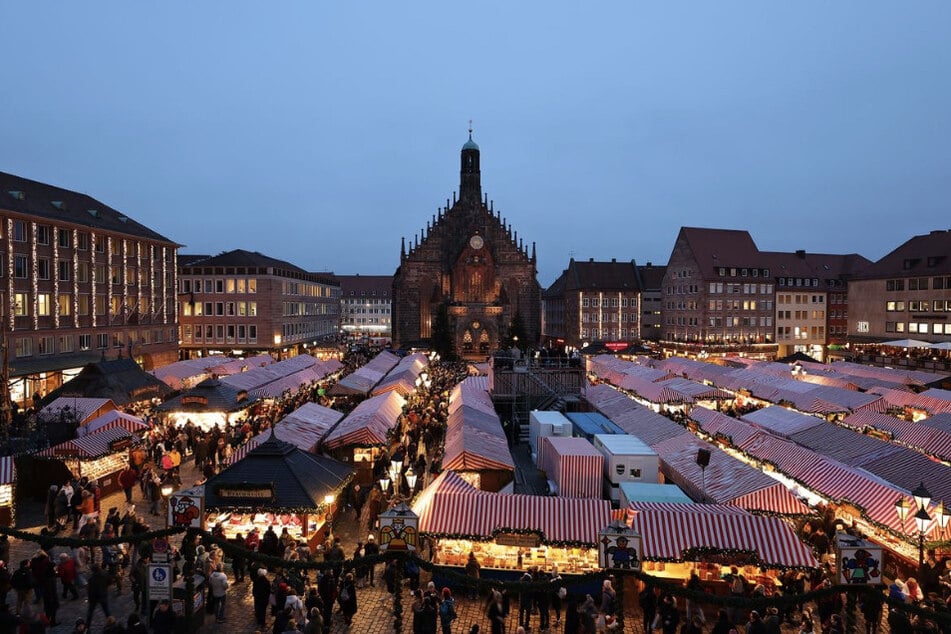 Auf dem Hauptmarkt Nürnberg findet der berühmte Weihnachtsmarkt statt.