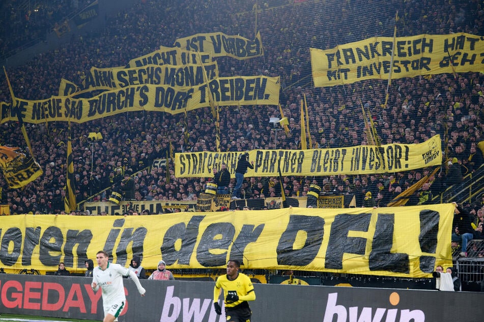 Auch in den Bundesliga-Stadien wie hier im Dortmunder Signal Iduna Park findet man immer wieder Banner gegen einen Investoreneinstieg in der Bundesliga.