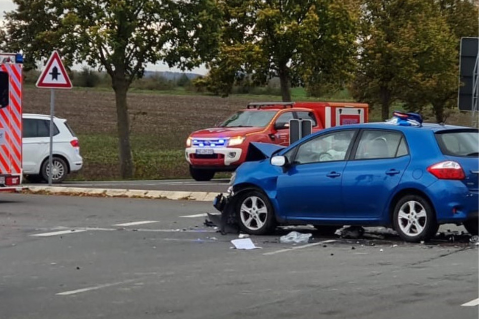 Unfall bei Gröningen: Autofahrerin übersieht Toyota, zwei Personen schwer verletzt!