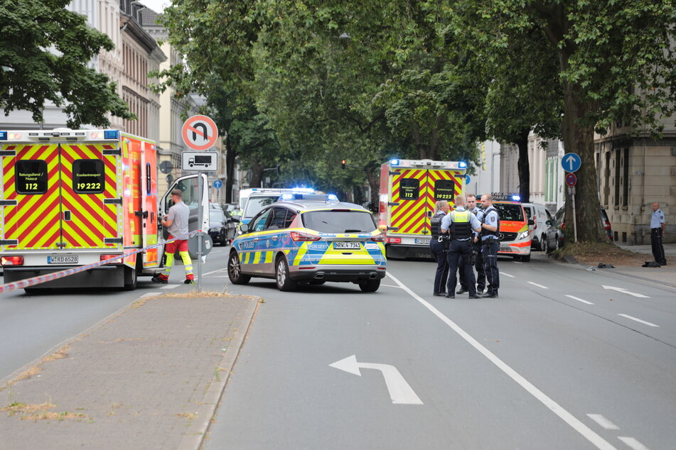 Auf der Friedrich-Engels-Allee (B7) in Wuppertal kam es am Donnerstagmittag (29. Juni) gegen 13.33 Uhr zu einem schlimmen Verkehrsunfall.