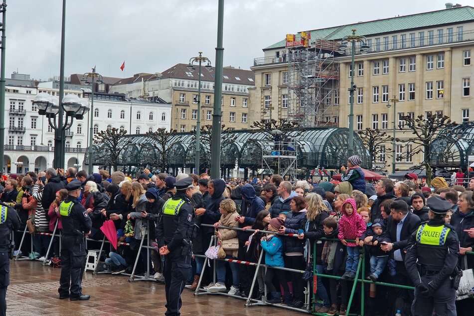 Hunderte von Fans warteten auf dem Hamburger Rathausmarkt auf König Charles.