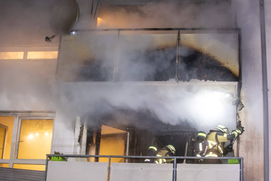 Feuerwehr im Großeinsatz: Zwei Verletzte nach Brand in Mehrfamilienhaus