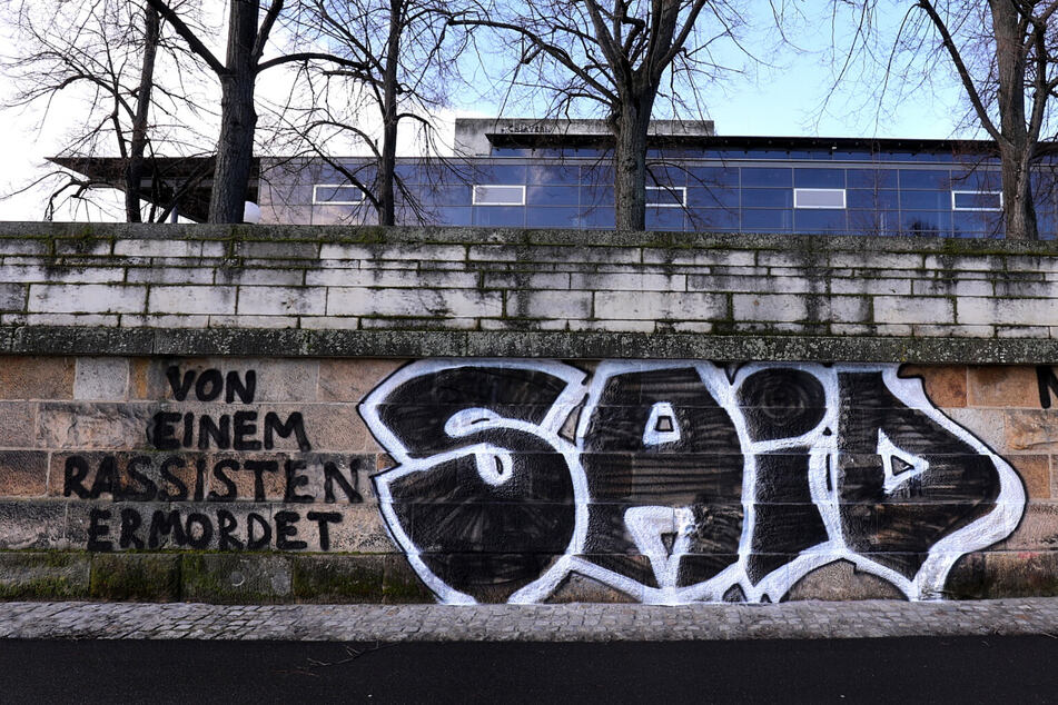 Am Jahrestag zu rassistischen Angriffen in Hanau: Graffiti am Sächsischen Landtag aufgetaucht