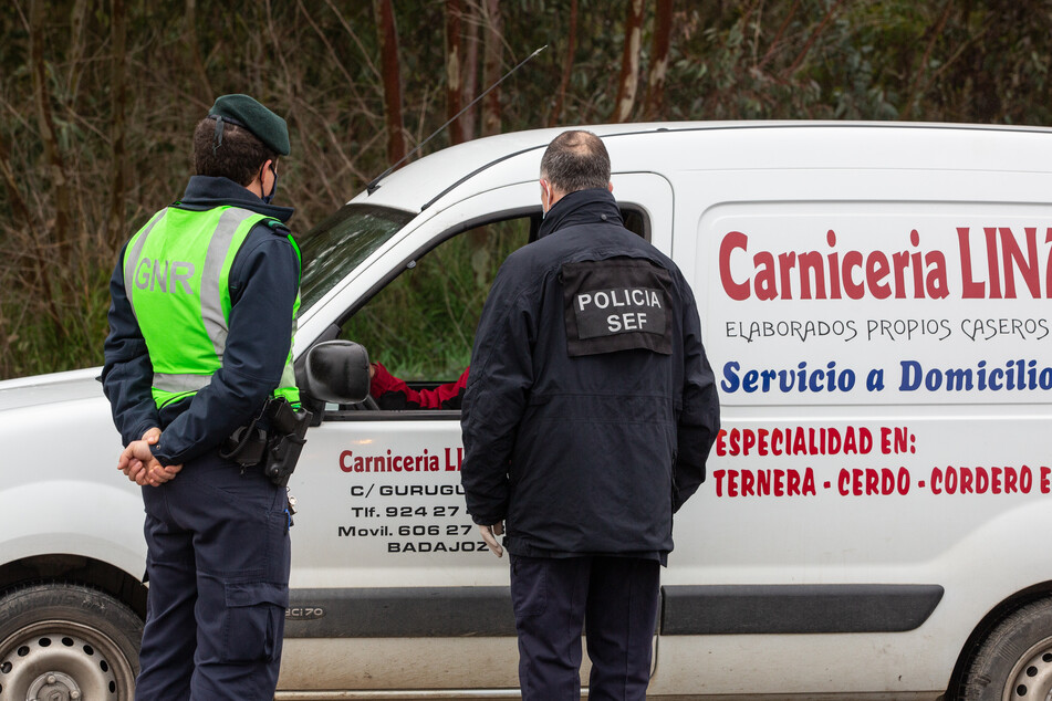 Spanien, Badajoz: Angestellte der Republikanischen Nationalgarde kontrollieren ein Fahrzeug an der spanisch-portugiesischen Grenze zwischen Badajoz und Caya.
