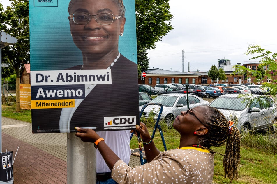 Adeline Abimnwi Awemo (47,CDU) war beim Aufhängen ihrer Wahlplakate in Cottbus angegriffen worden.