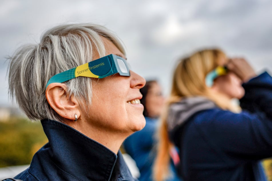 Um die Augen zu schützen, ist eine spezielle Brille erforderlich.