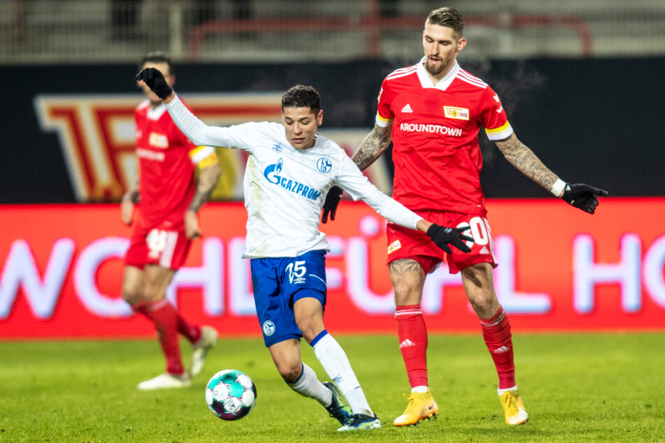 Ein typisches Bild: Union-Kämpfer Robert Andrich (r.) und S04-Techniker Amine Harit beharken sich im Mittelfeld.