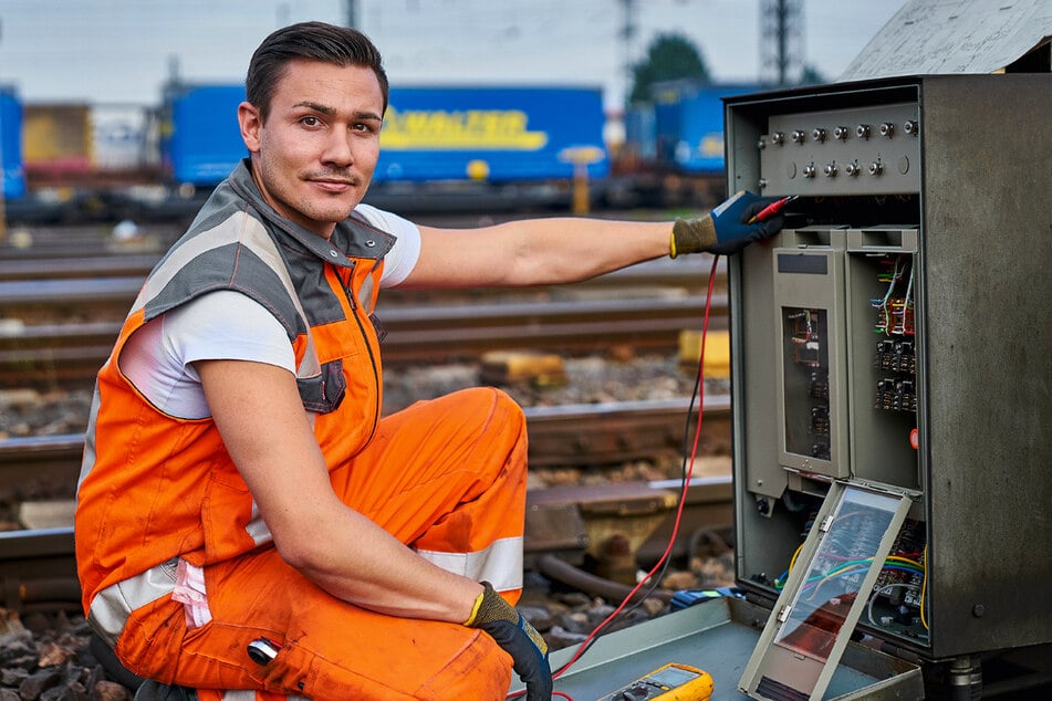 Fahrbahnmechaniker (m/w/d) führen Instandhaltungen an Fahrweganlagen durch.