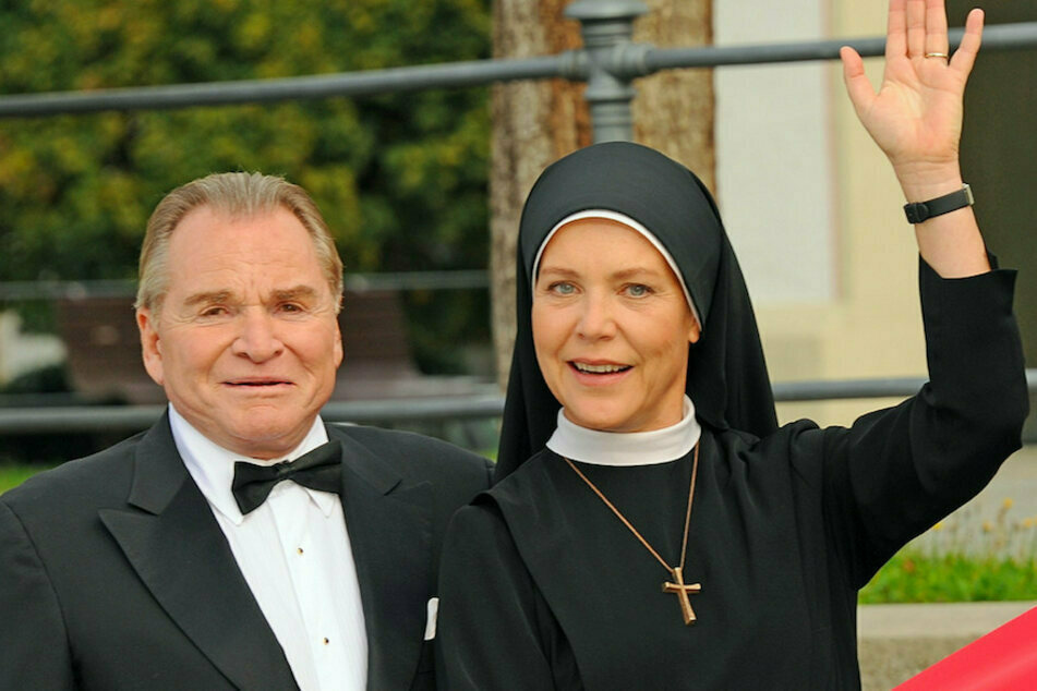Die Schauspieler Fritz Wepper (79) und Janina Hartwig (59) hier in einer Pause während der Dreharbeiten der ARD-Fernsehserie "Um Himmels Willen". Sie kommt ins MDR-Studio nach Leipzig.