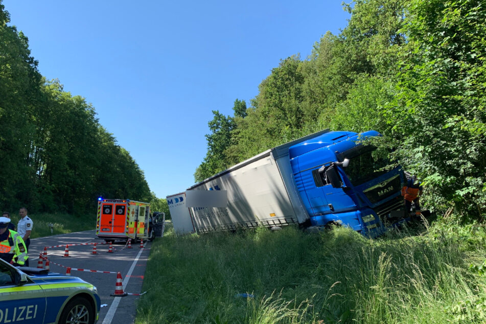 Der Lkw-Fahrer erfasste das Auto frontal und blieb anschließend in der Böschung stehen.