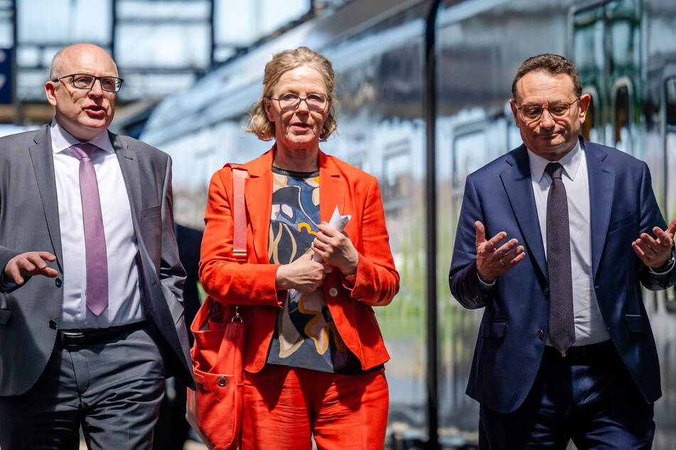 OB Sven Schulze (54, SPD, v.l.) empfing Infrastrukturministerin Regina Kraushaar (62, CDU) und den Parlamentarischen Staatssekretär im Bundesverkehrsministerium, Ulrich Lange (56, CSU), am Hauptbahnhof in Chemnitz.