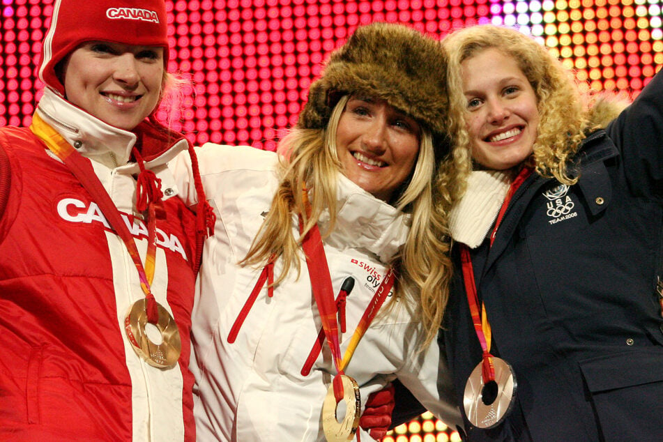 2006 ließ Tanja Frieden (heute 48, M.) ihre beiden Konkurrentinnen Lindsey Jacobellis (heute 39, r.) und Dominique Maltais (heute 44) hinter sich und gewann die Goldmedaille bei den Olympischen Winterspielen. (Archivfoto)