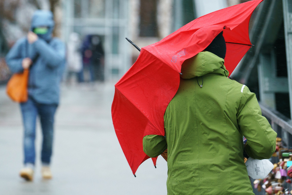Die Menschen in Frankfurt und ganz Hessen müssen am Samstag mit Regen- und Graupelschauern rechnen. (Symbolbild)