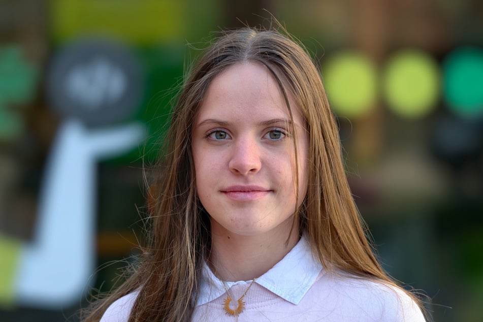 Josie (14) nutzt Ki für die Schule.