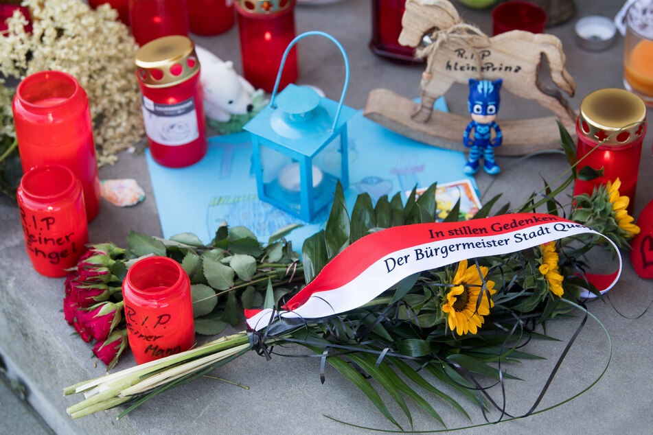 In Gedenken an den Zweijährigen aus Querfurt liegen Blumen und Kerzen vor dem Wohnhaus.