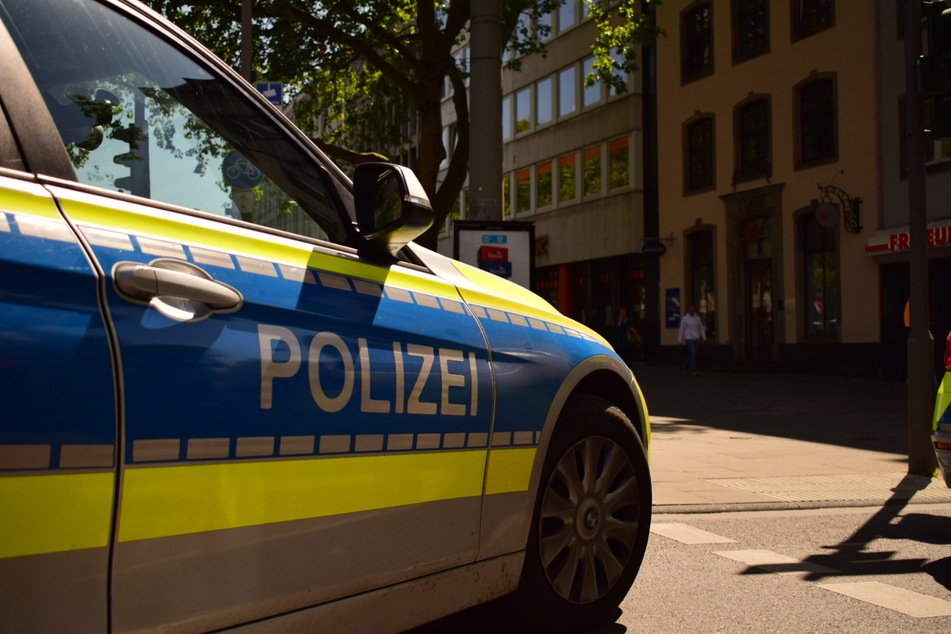 Die Polizei fahndet nach den Schüssen derzeit nach einer Tatverdächtigen.