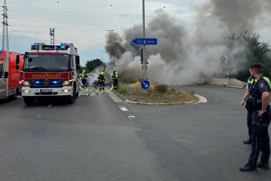 Eine große Rauchwolke stieg am Samstag über dem brennenden BMW auf.
