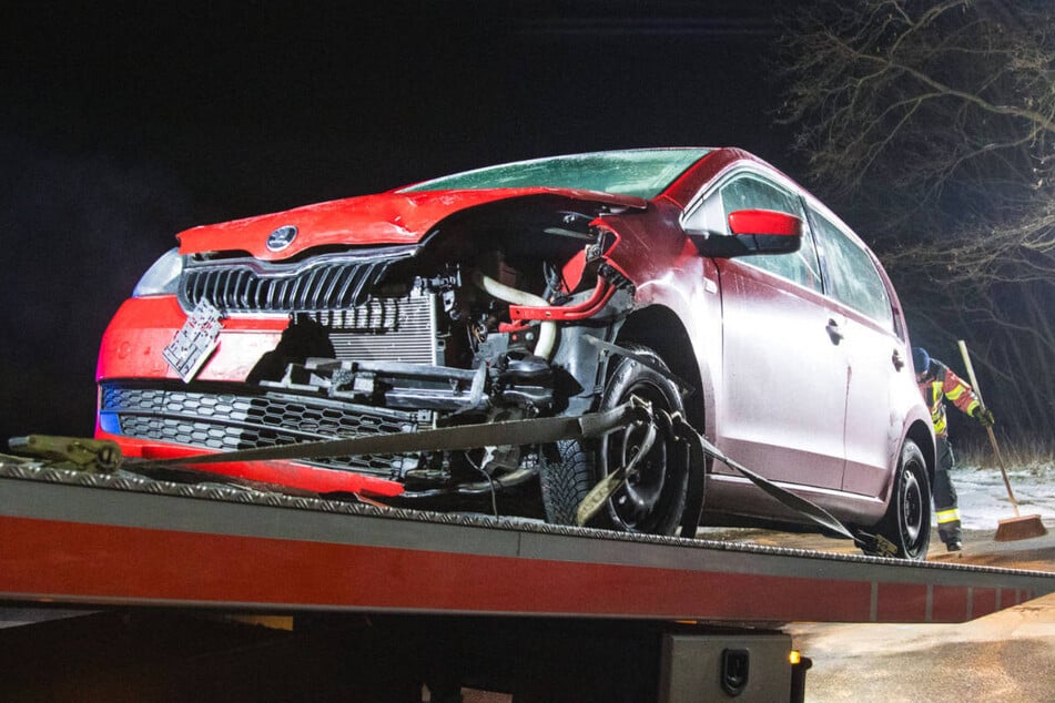 Der Skoda hat sich durch die Kollision mit dem Opel überschlagen.