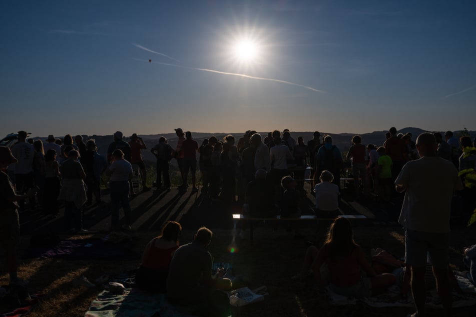 Menschen in der Nähe des Observatoriums Hoher List an der L64 bei Schalkenmehren in der Eifel.