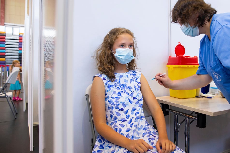 Eine Schülerin wird gegen das Coronavirus geimpft. Die Gewerkschaft Erziehung und Wissenschaft (GEW) wünscht sich mehr Engagement vom Kultus- und Sozialministerium, um die Impfquote bei Schülern nach oben zu treiben. (Symbolbild)