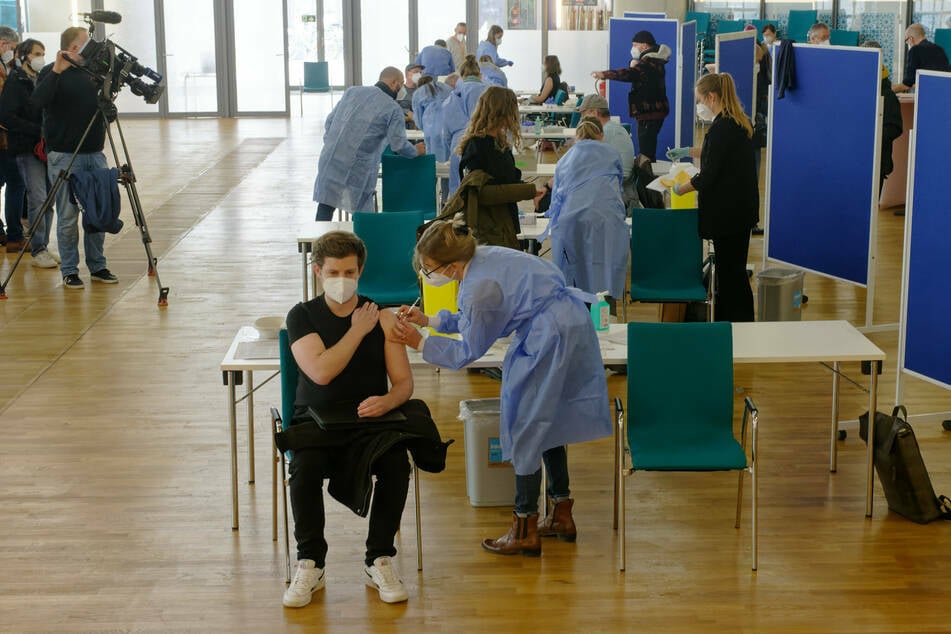 Bei einer Impf-Aktion in einer Kölner Ditib-Zentralmoschee wurden Leute im Akkord gespritzt.