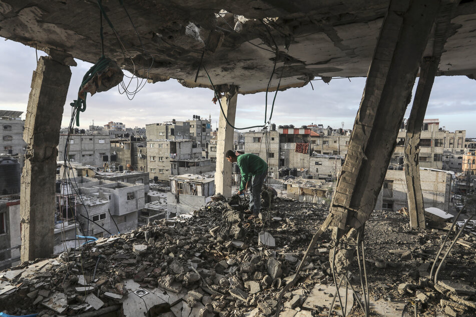Ein Palästinenser inspiziert sein Haus, das nach einem israelischen Luftangriff in Rafah zerstört wurde.