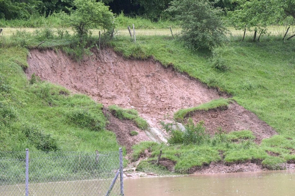 In der Stadt Breuberg im Odenwald kam es infolge des Unwetters zu einem Erdrutsch.