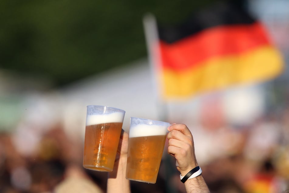 Fußball-Fans aus ganz Europa ließen sich bei der EM in Deutschland so manches Bier schmecken.