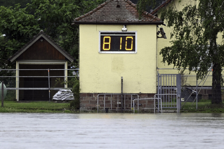 Karlsruhe: Der Rheinpegel Maxau zeigt eine Höhe von 8,10 Meter an.